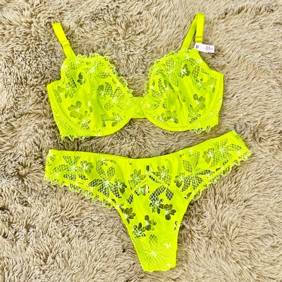 VS Lingerie Set 32DD - Picture 2 of 8